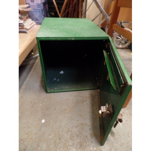 652 - OUTDOOR MAIL BOX. WITH KEYS. GREEN-PAINTED METAL.