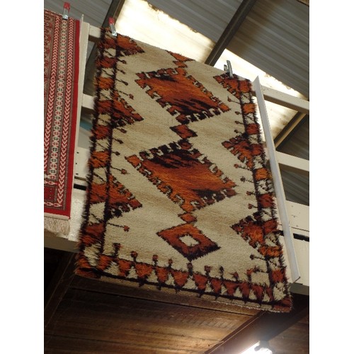 432 - RETRO SHAGGY RUG. CREAM WITH ORANGE AND BROWN PATTERN.