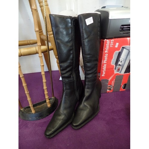 103 - PAIR OF BLACK 'ALMOST-NEW' LEATHER KNEE-HIGH PIKOLINOS BOOTS. LADIES SIZE 41. MADE IN SPAIN.