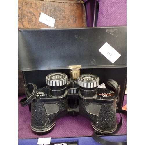 131 - VINTAGE CHINON EXTRA-WIDE ANGLE BINOCULARS. 7 X 35. FIELD 11o. NUMBER 20786. WITH CASE.