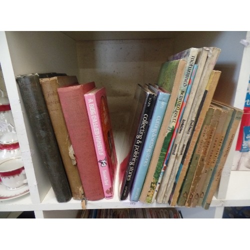 219 - CUBE OF VINTAGE BOOKS, INC A SET OF PELICAN SCIENCE BOOKS, AND 'A DOG CALLED HIMSELF' BY KENNETH BIR... 