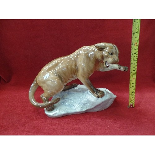 76 - LARGE BESWICK PUMA ON THE ROCKS.