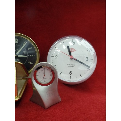 144 - 5 X RETRO-VINTAGE CLOCKS, INC A LOVELY MINIATURE EDINBURGH CRYSTAL CLOCK, A GERMAN WESCO ALARM , A W... 