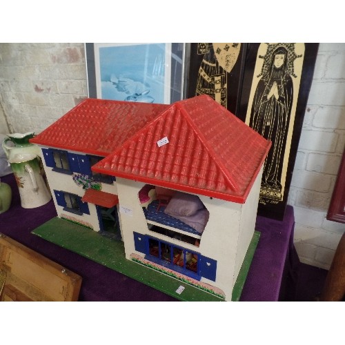 200 - RETRO-VINTAGE DOLLS HOUSE. WITH SHUTTERS AT THE WINDOWS. OLD PLASTIC. WITH CONTENTS.