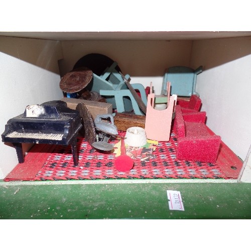 200 - RETRO-VINTAGE DOLLS HOUSE. WITH SHUTTERS AT THE WINDOWS. OLD PLASTIC. WITH CONTENTS.