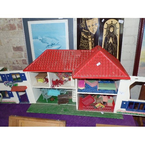 200 - RETRO-VINTAGE DOLLS HOUSE. WITH SHUTTERS AT THE WINDOWS. OLD PLASTIC. WITH CONTENTS.