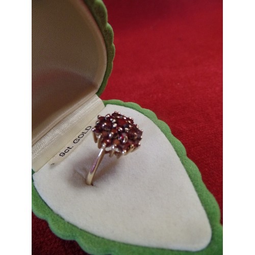 30 - A 9ct GOLD AND BLOOD RED GARNET CLUSTER RING WEIGHT 3.58gr  SIZE P