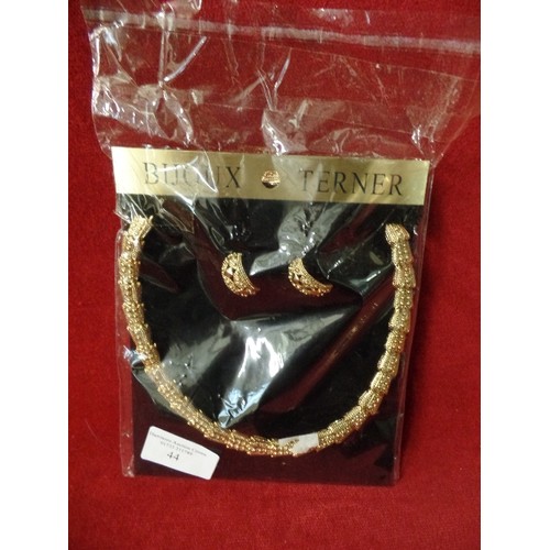 44 - A JEWELLERY SET BY BIJOUX TERNER  - NECKLACE AND EARRINGS