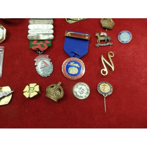 34 - BOX OF CAP BADGES - AIR TRAINING CORPS, E.SURREY, £5 VICTORIA CASINO LONDON COIN, PIN BADGES ETC