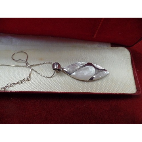 36 - SILVER 925 PENDANT WITH MOTHER OF PEARL ON SILVER CHAIN
