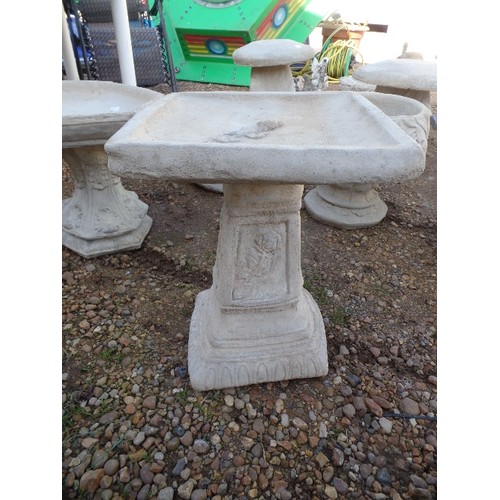 425 - CLASICO BIRD BATH. SQUARE AND ADORNED WITH A ROSE.