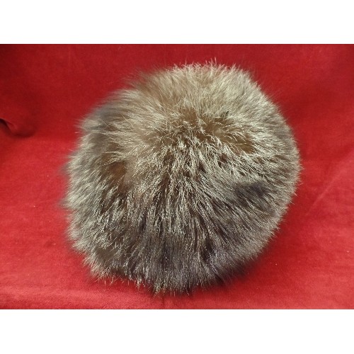 74 - LOVELY VINTAGE FOX FUR HAT. WARWICK HOUSE OF MALVERN.