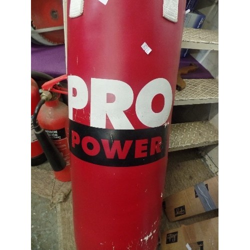 156 - LARGE PRO-POWER PUNCH BAG. RED.