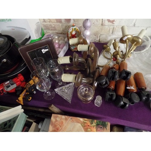 171 - VERY LARGE CORNER LOT. INCLUDES HOUSEHOLD, KITCHENALIA, ELECTTRICAL, GLASSWARE, TOYS, BOOKS, LAMPS, ... 