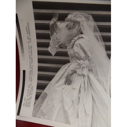 130 - OFFICIAL PRESS PHOTOGRAPHS. CHARLES AND DIANA WEDDING. MOSTLY BLACK AND WHITE. TOGETHER WITH PRINCES... 