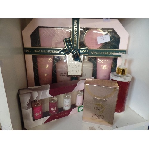 175 - NEW BAYLIS & HARDING GIFT BOXES AND COSMETICS.