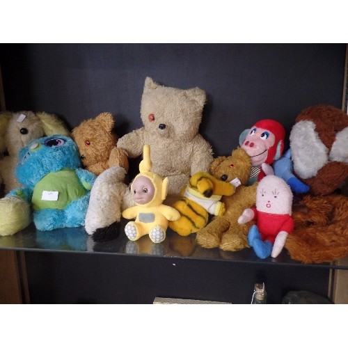 182 - SHELF OF VINTAGE SOFT TOYS.