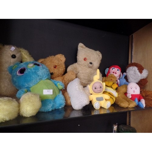 182 - SHELF OF VINTAGE SOFT TOYS.