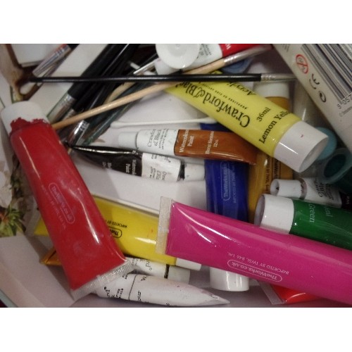 241 - ARTISTS LOT. BOX OF ACRYLIC PAINTS, BRUSHES, PENCILS ETC