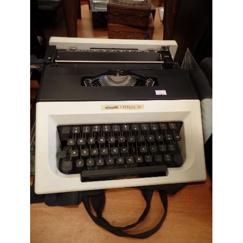 257 - OLIVETTI PORTABLE TYPEWRITER. LETTERA 15. WITH CARRY BAG.