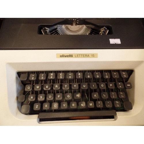 257 - OLIVETTI PORTABLE TYPEWRITER. LETTERA 15. WITH CARRY BAG.