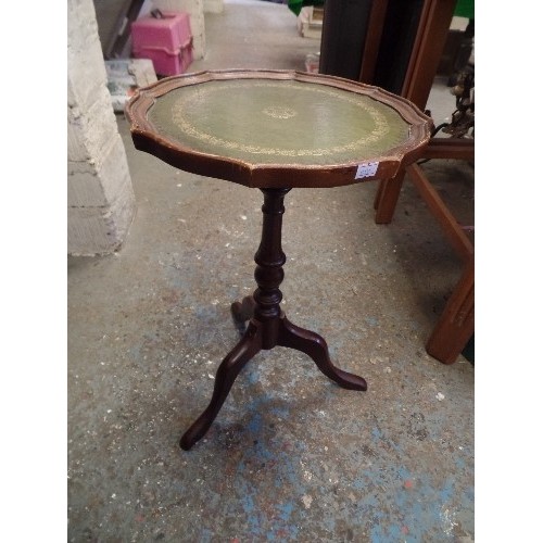 285 - SMALL SIDE TABLE. PEDESTAL BASE AND GOLD EMBOSSED GREEN 'LEATHER' TOP.