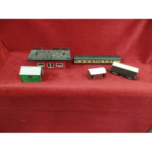 291 - QUANTITY OF MODEL RAILWAY BUILDINGS, PLATFORM, CARRIAGES ETC ETC.