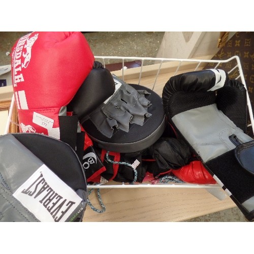 LONSDALE BOXING GLOVES AND SPA PADS.