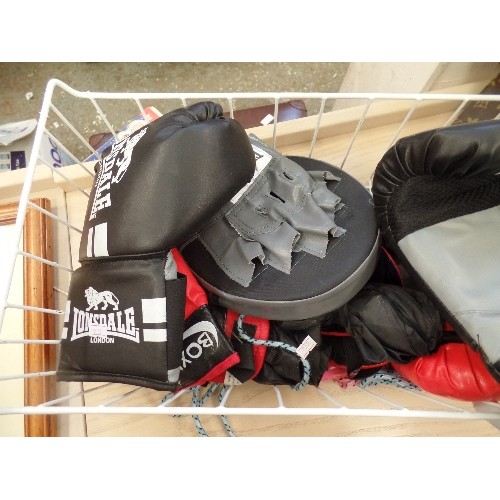 LONSDALE BOXING GLOVES AND SPA PADS.