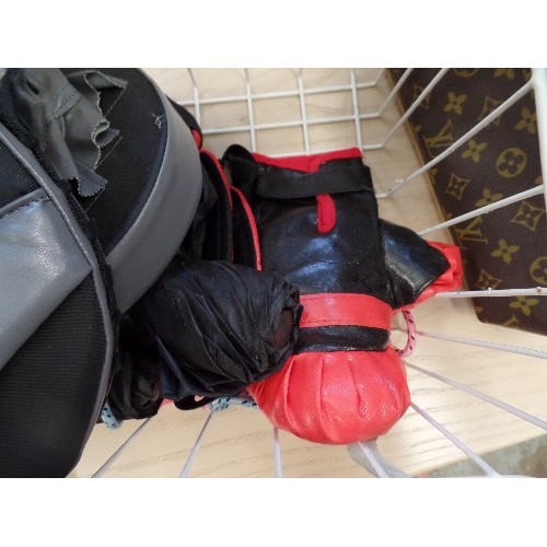 LONSDALE BOXING GLOVES AND SPA PADS.