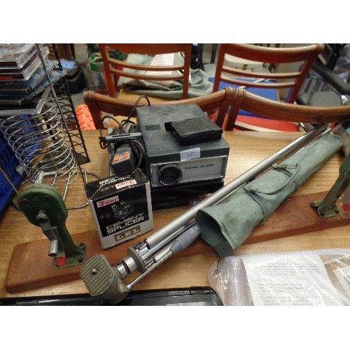 552 - VINTAGE RANK ALDIS 2000 AUTO DELUXE PROJECTOR. ALSO A YASHIKA TRIPOD, AND LPL 3-WAY CEMENT SPLICER, ... 