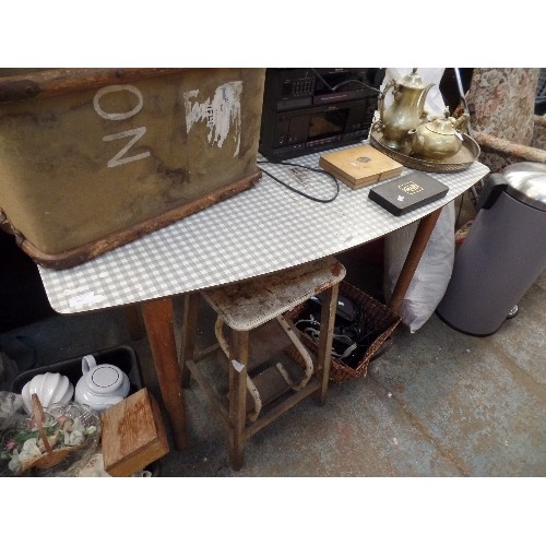 566 - GREY-CHECKED FORMICA TOPPED KITCHEN TABLE. CURVED EDGES AND CORNERS.