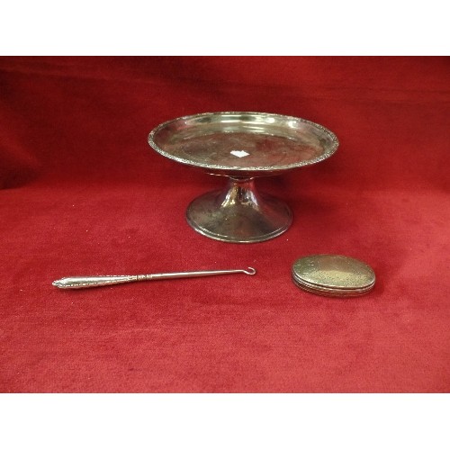 17 - A 1920'S GOLDSMITHS & SILVERSMITHS COMPANY PLATED TAZZA (18CM DIA) TOGETHER WITH AN EDWARDIAN SILVER... 