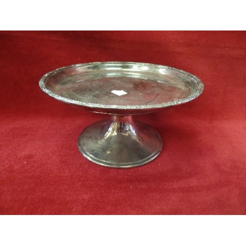 17 - A 1920'S GOLDSMITHS & SILVERSMITHS COMPANY PLATED TAZZA (18CM DIA) TOGETHER WITH AN EDWARDIAN SILVER... 