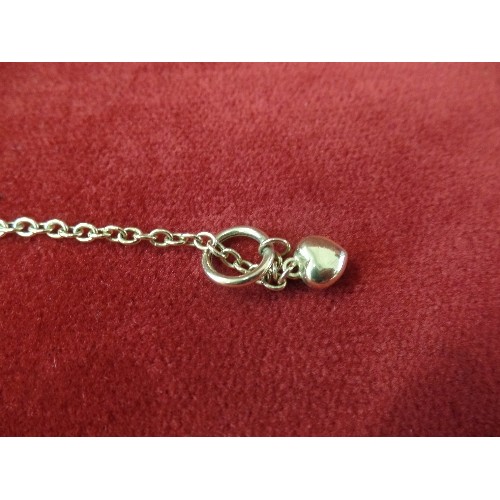 32 - A 9CT GOLD BRACELET WITH T BAR AND HEART CHARM - 3.2 GRAMS