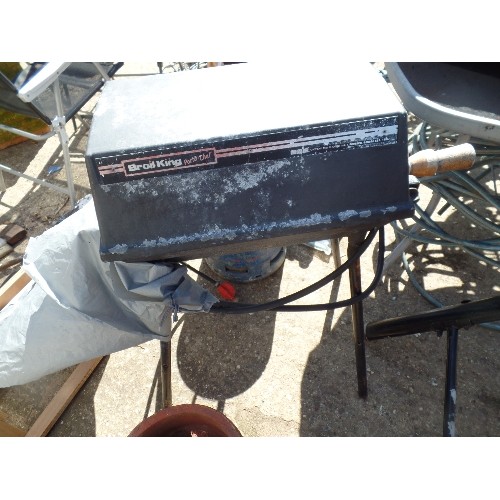 402 - BROIL-KING PORTA-CHEF GAS BBQ,