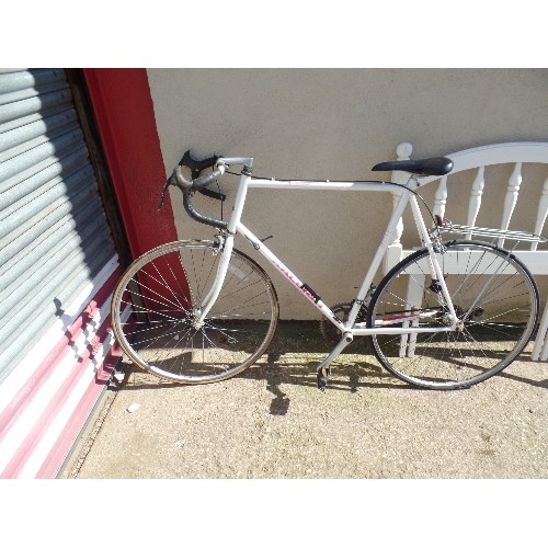 505 - RALEIGH VITESSE ROAD BIKE. RACING HANDLES. BAG RACK.