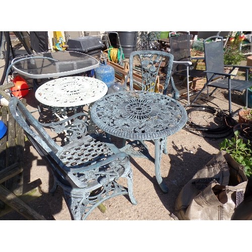 512 - VINTAGE STYLE DARK GREEN PLASTIC GARDEN BISTRO SET. TABLE & 2 CHAIRS. ROSE DETAIL.