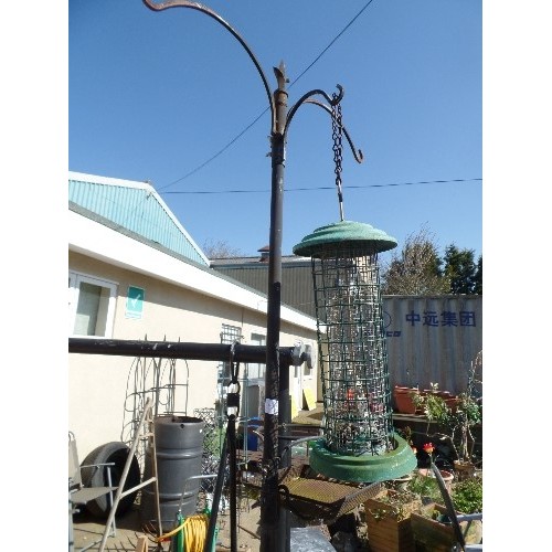 521 - TALL METAL GARDEN PLANT HANGER/BIRD FEEDER. STAKE TO DRIVE INTO GROUND.