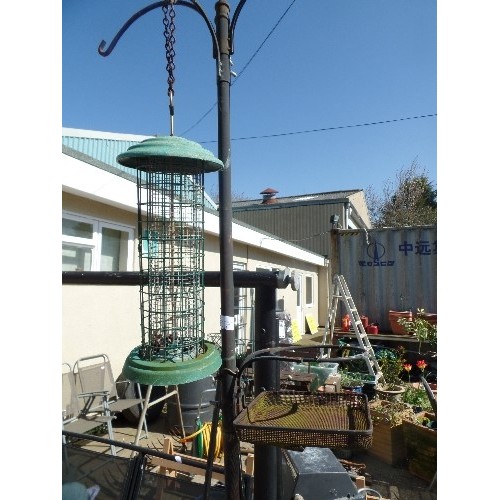 521 - TALL METAL GARDEN PLANT HANGER/BIRD FEEDER. STAKE TO DRIVE INTO GROUND.