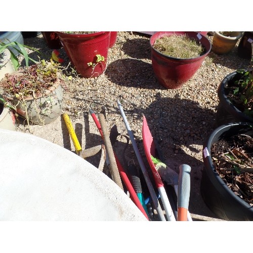 524 - MIXED GARDEN LOT. INC TOOLS, WILKINSON SWORD LOPPERS, ROUND-UP 'PUMP & GO' WEED KILLER. LONG HANDLED... 