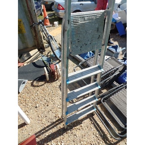 536 - ALUMINIUM STEP LADDER. 4 X RUNG PLUS TOP PLATFORM.