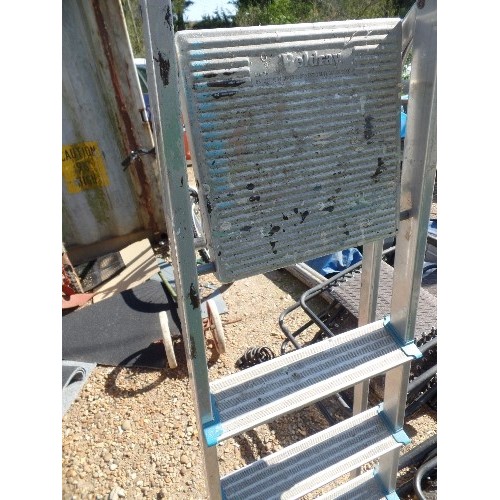 536 - ALUMINIUM STEP LADDER. 4 X RUNG PLUS TOP PLATFORM.