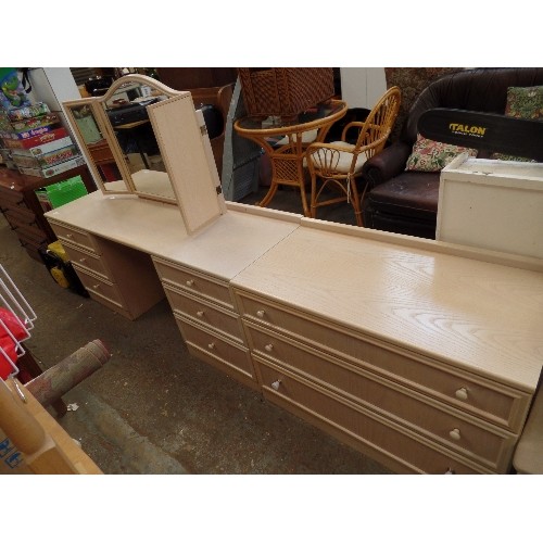 333A - G PLAN RED LABEL BLONDE WOOD EFFECT DRESSING TABLE WITH 6 DRAWERS AND ADJUSTABLE TRIPLE MIRROR. ALSO... 