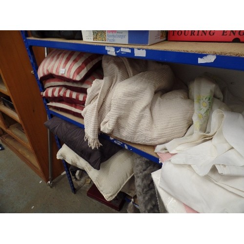 625 - 2 SHELVES OF CUSHIONS AND HOUSEHOLD LINEN. INCLUDES UNOPENED PACK OF WHITE DORCAS SHEETS, BEDLINEN, ... 