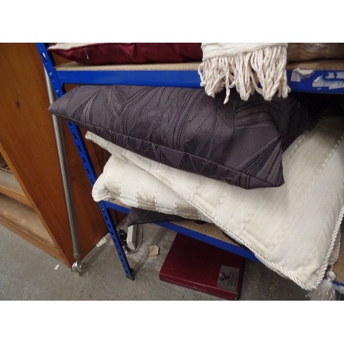 625 - 2 SHELVES OF CUSHIONS AND HOUSEHOLD LINEN. INCLUDES UNOPENED PACK OF WHITE DORCAS SHEETS, BEDLINEN, ... 