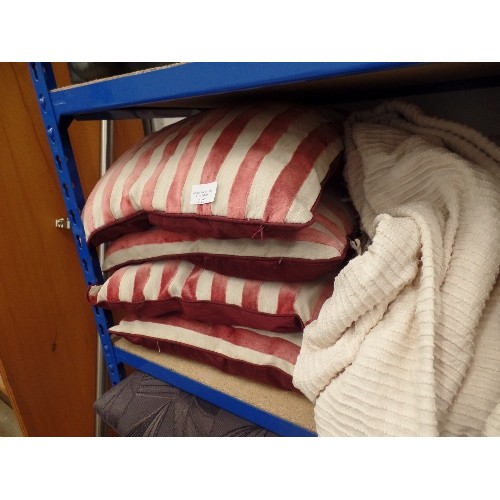 625 - 2 SHELVES OF CUSHIONS AND HOUSEHOLD LINEN. INCLUDES UNOPENED PACK OF WHITE DORCAS SHEETS, BEDLINEN, ... 