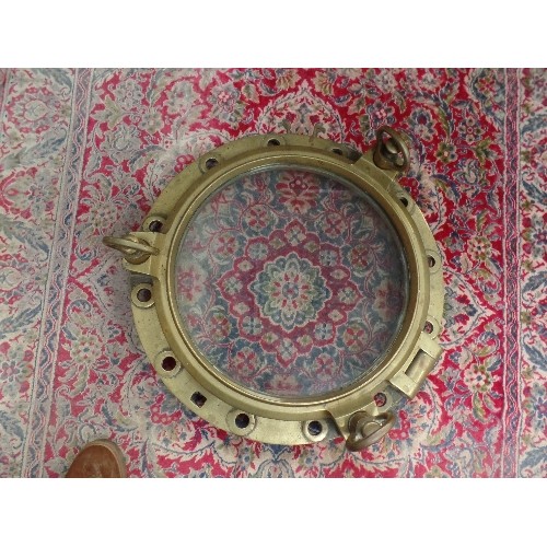 185 - AN ORIGINAL SOLID BRASS 1940'S PORTHOLE WINDOW WITH HINGE AND LATCHES - BELIEVED BY THE VENDOR TO BE... 