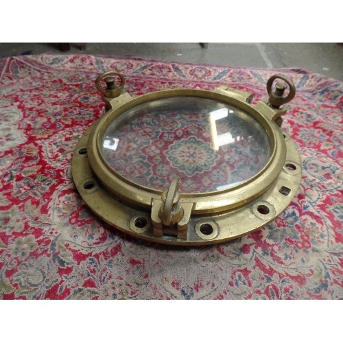 185 - AN ORIGINAL SOLID BRASS 1940'S PORTHOLE WINDOW WITH HINGE AND LATCHES - BELIEVED BY THE VENDOR TO BE... 