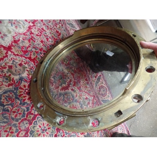 185 - AN ORIGINAL SOLID BRASS 1940'S PORTHOLE WINDOW WITH HINGE AND LATCHES - BELIEVED BY THE VENDOR TO BE... 